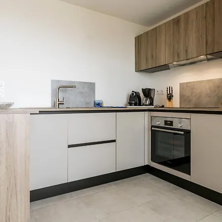 Apartment A Avec Balcon Et Parking - Fr-1-306-1242 *