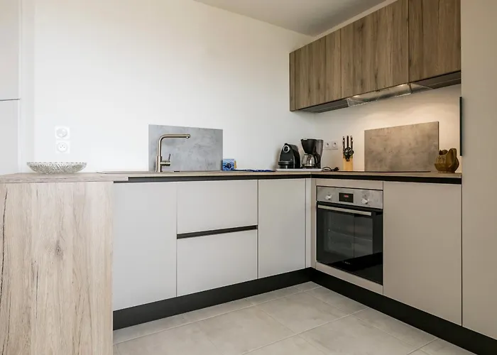 Apartman A Avec Balcon Et Parking - Fr-1-306-1242 *